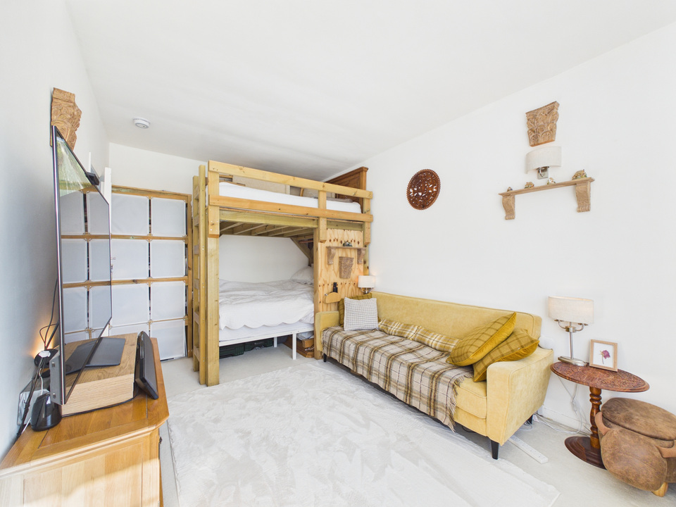 Studio flat for sale in Denne Park House, Horsham  - Property Image 4