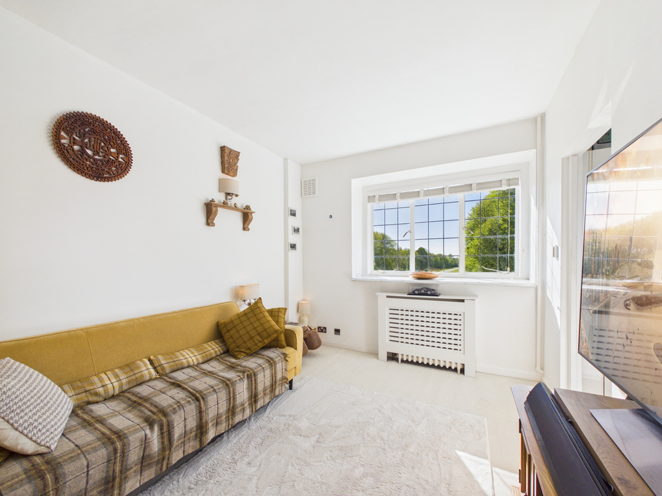 Studio flat for sale in Denne Park House, Horsham  - Property Image 3