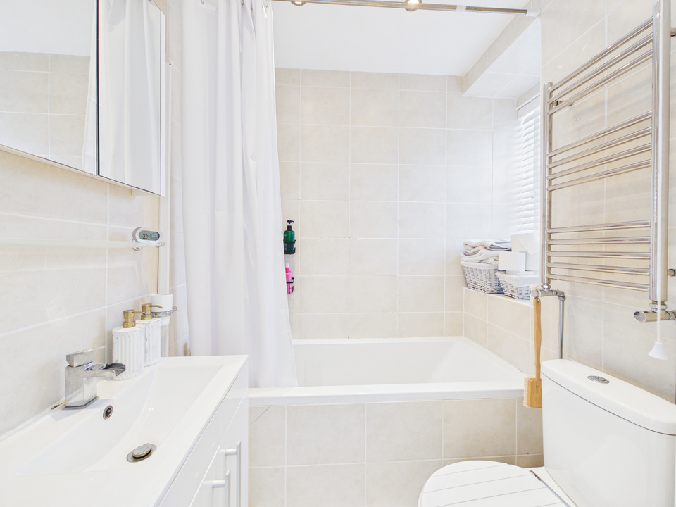 Studio flat for sale in Denne Park House, Horsham  - Property Image 6