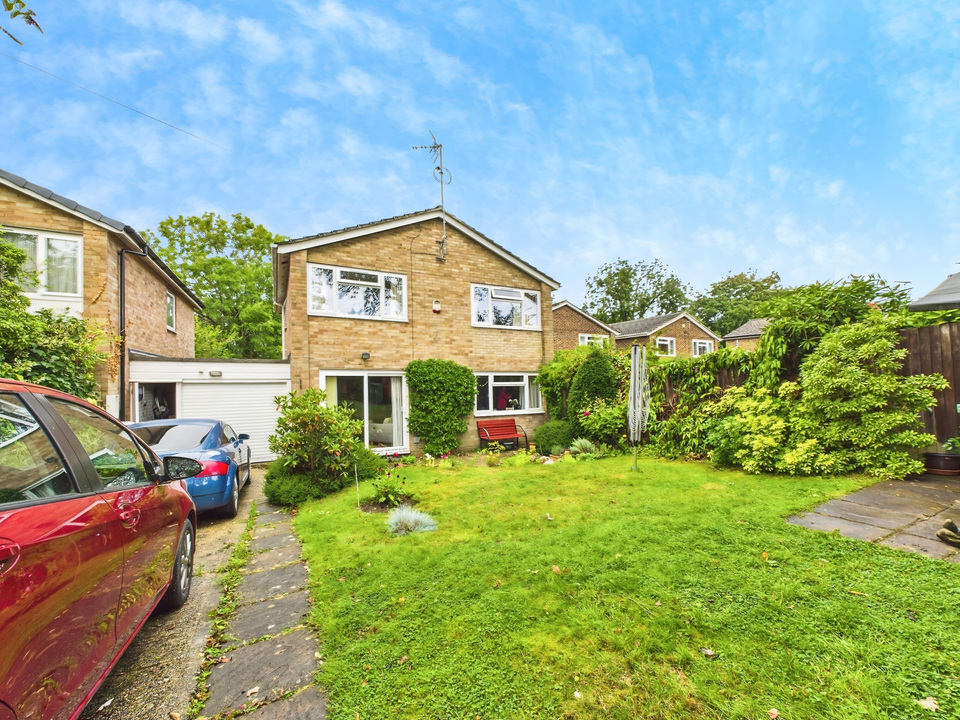 4 bed link detached house for sale in Stirling Way, Horsham  - Property Image 3