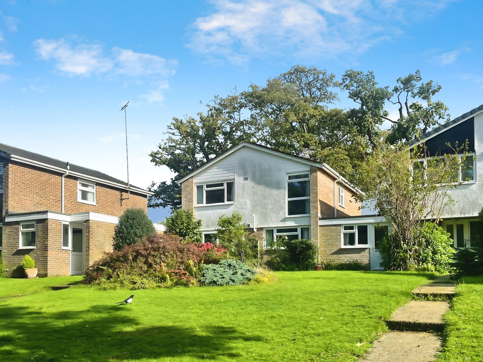 4 bed link detached house for sale in Stirling Way, Horsham  - Property Image 2