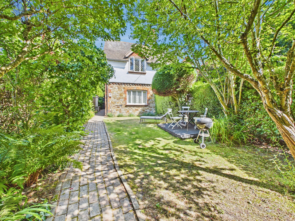 4 bed semi-detached house for sale in Forest Road, Horsham, West Sussex  - Property Image 13