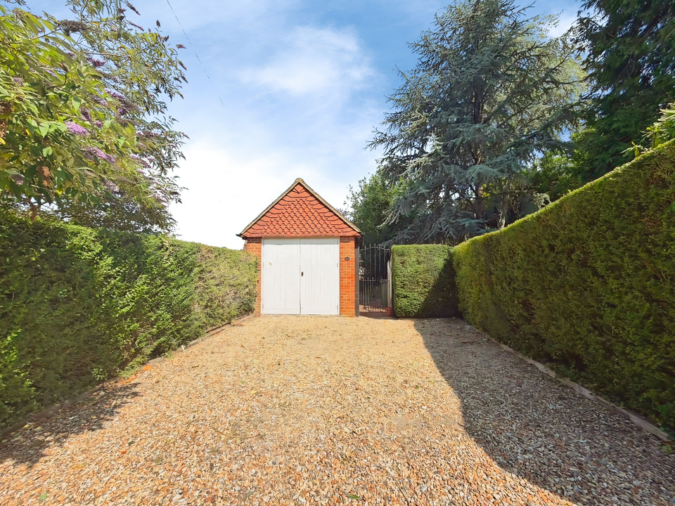 4 bed semi-detached house for sale in Forest Road, Horsham, West Sussex  - Property Image 9