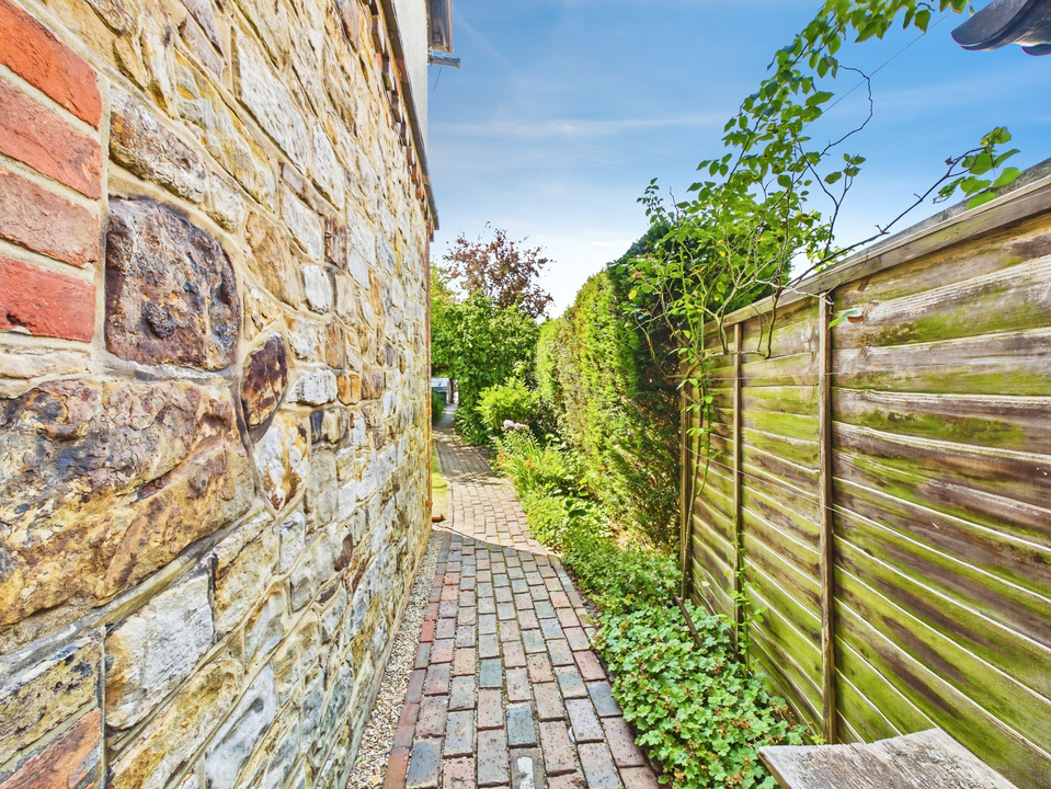 4 bed semi-detached house for sale in Forest Road, Horsham, West Sussex  - Property Image 14