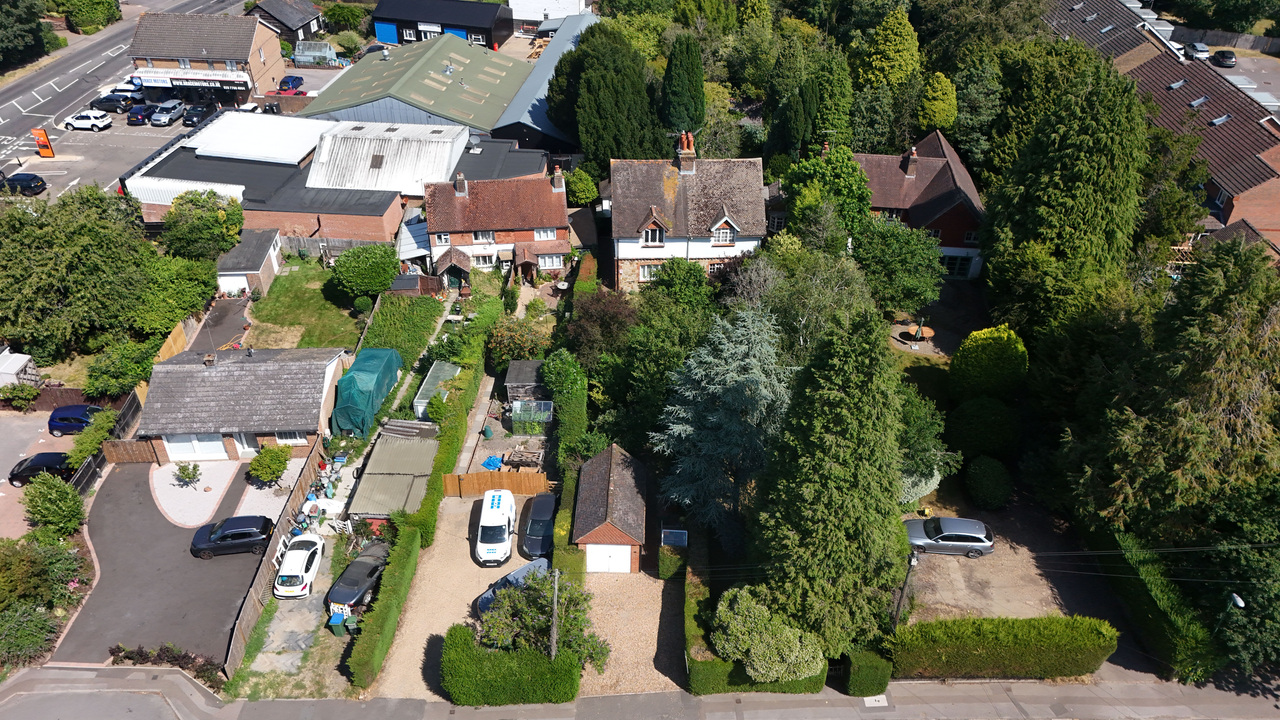 4 bed semi-detached house for sale in Forest Road, Horsham, West Sussex  - Property Image 10