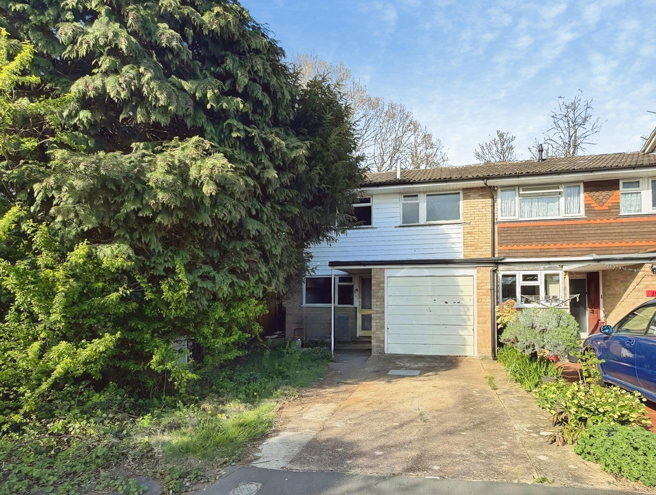 3 bed end of terrace house for sale in Coney Croft, Horsham, West Sussex - Property Image 1