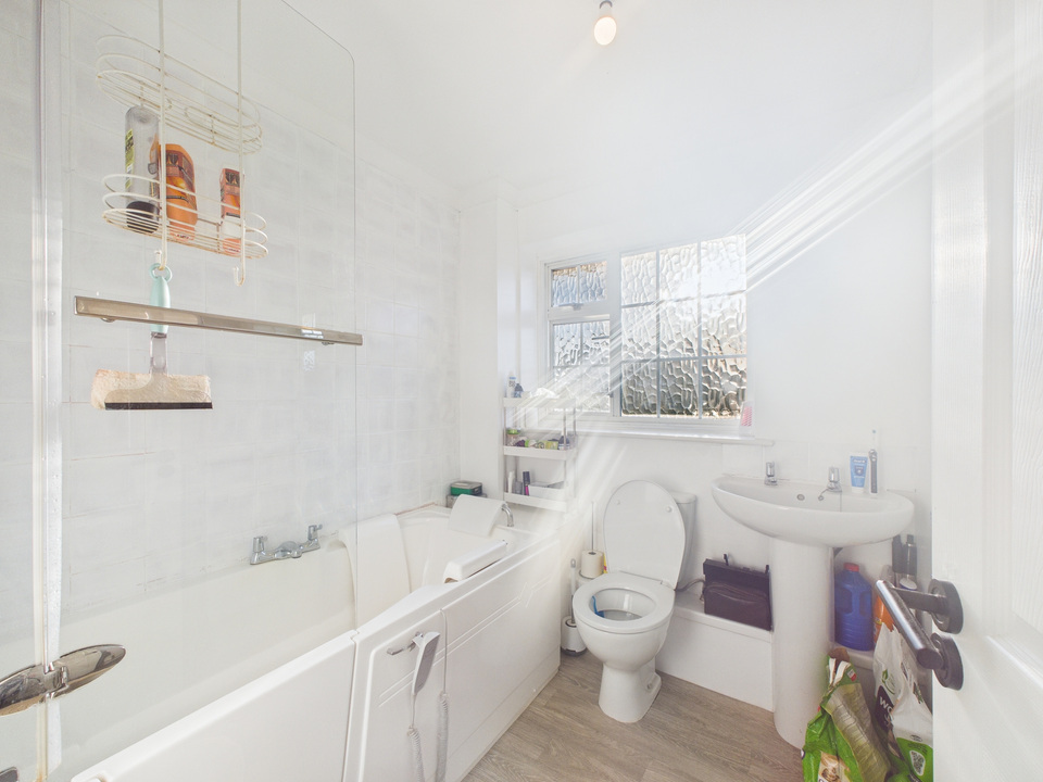 2 bed end of terrace house for sale in Greenfields Close, Horsham, West Sussex  - Property Image 6