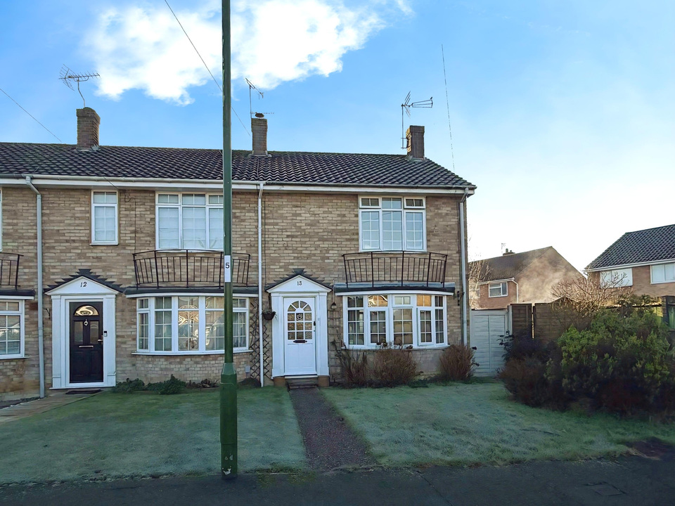 2 bed end of terrace house for sale in Greenfields Close, Horsham, West Sussex  - Property Image 1