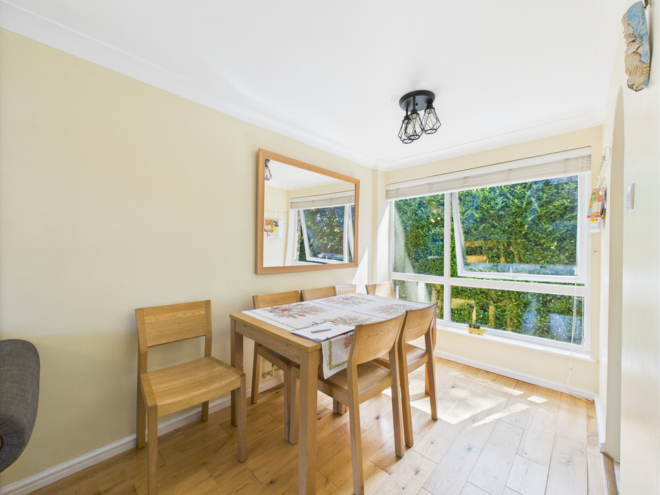 2 bed maisonette for sale in Cotswold Court, Horsham  - Property Image 3