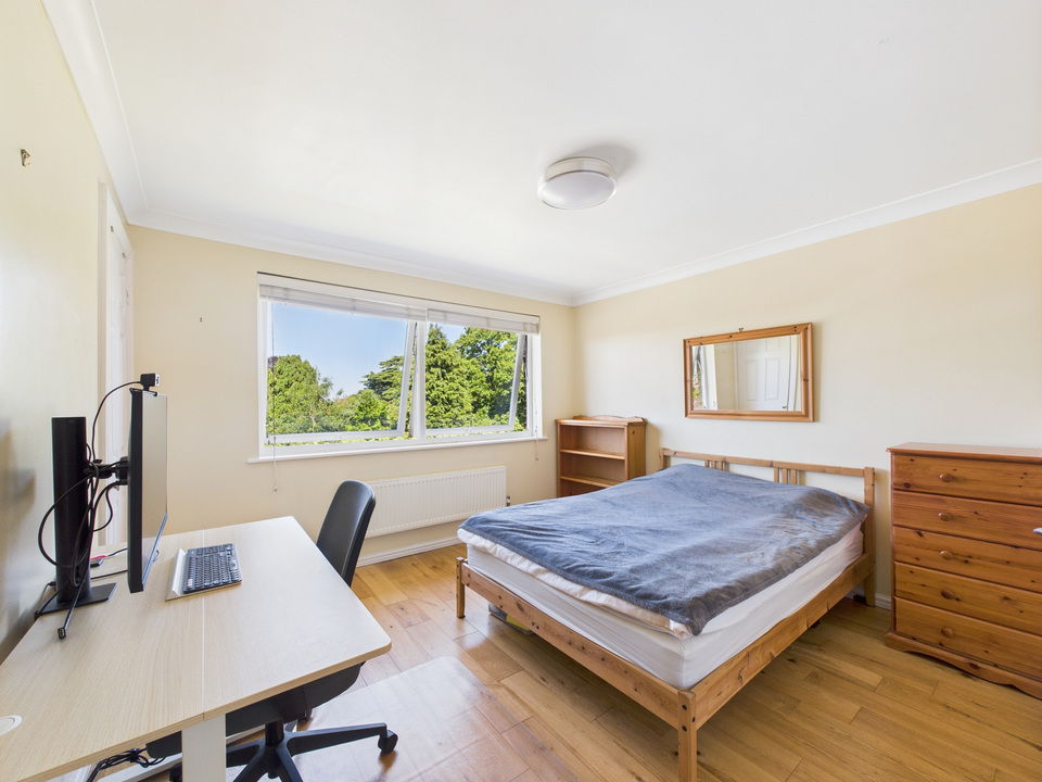 2 bed maisonette for sale in Cotswold Court, Horsham  - Property Image 5