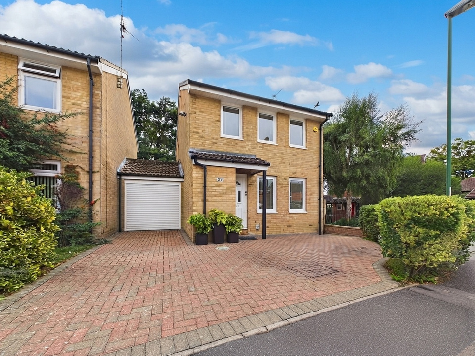3 bed detached house for sale in Bluebell Close, Horsham, West Sussex