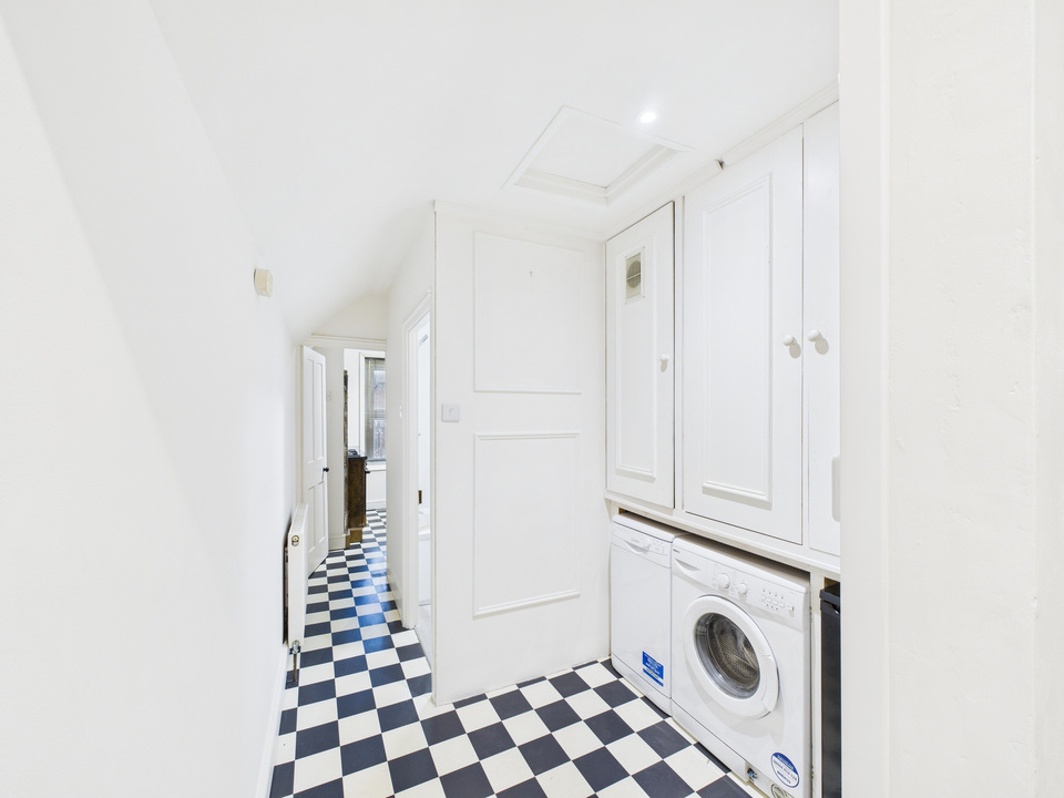 1 bed commercial property for sale in Queen Street, Horsham  - Property Image 4