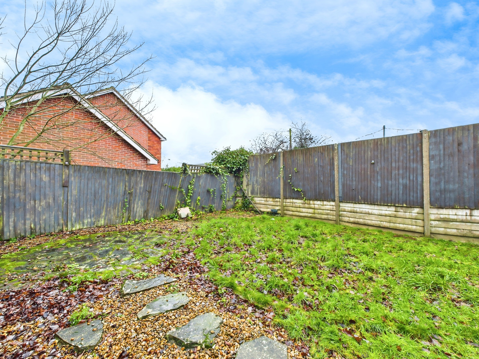 3 bed end of terrace house for sale in Roffye Court, Crawley Road, Horsham, West Sussex  - Property Image 11