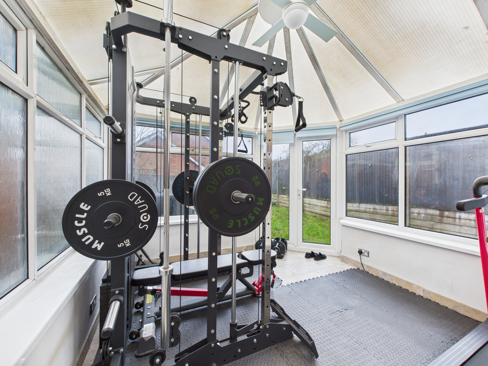 3 bed end of terrace house for sale in Roffye Court, Crawley Road, Horsham, West Sussex  - Property Image 8