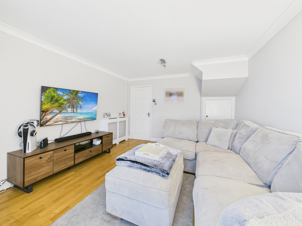 3 bed end of terrace house for sale in Roffye Court, Crawley Road, Horsham, West Sussex  - Property Image 13