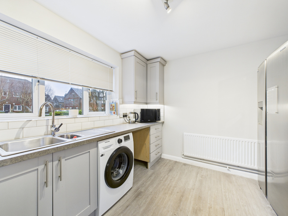 3 bed end of terrace house for sale in Roffye Court, Crawley Road, Horsham, West Sussex  - Property Image 15