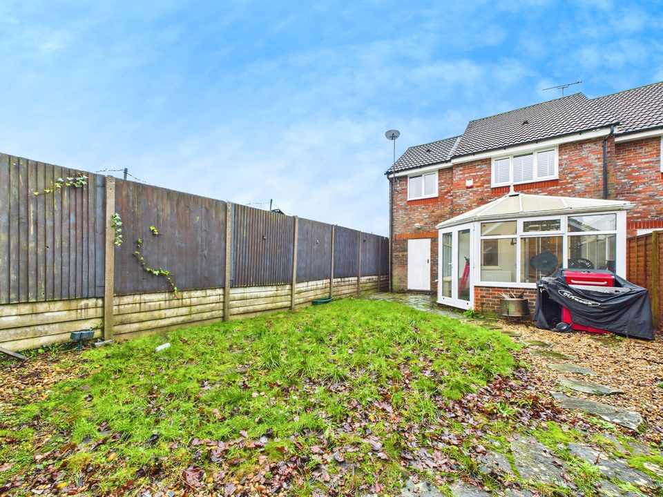 3 bed end of terrace house for sale in Roffye Court, Crawley Road, Horsham, West Sussex  - Property Image 9