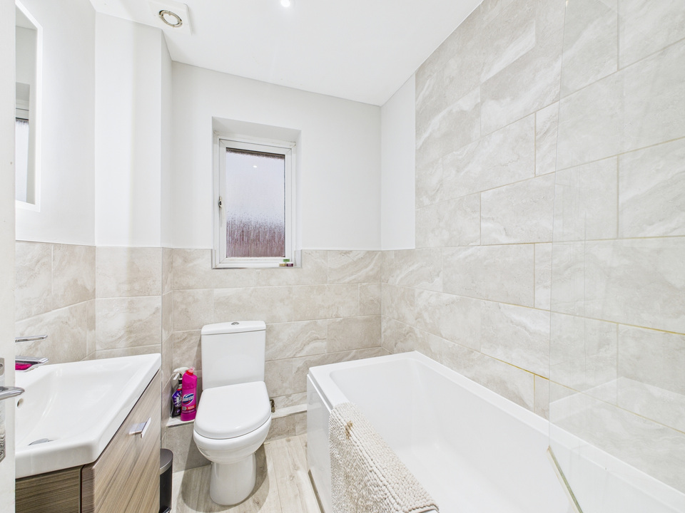 3 bed end of terrace house for sale in Roffye Court, Crawley Road, Horsham, West Sussex  - Property Image 7