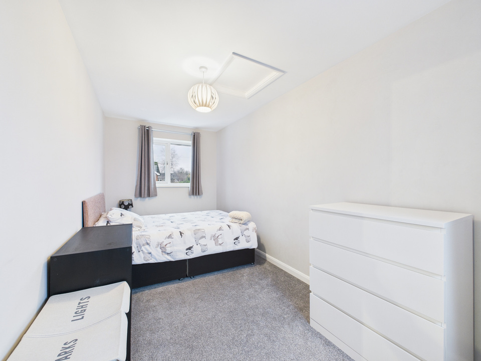 3 bed end of terrace house for sale in Roffye Court, Crawley Road, Horsham, West Sussex  - Property Image 5