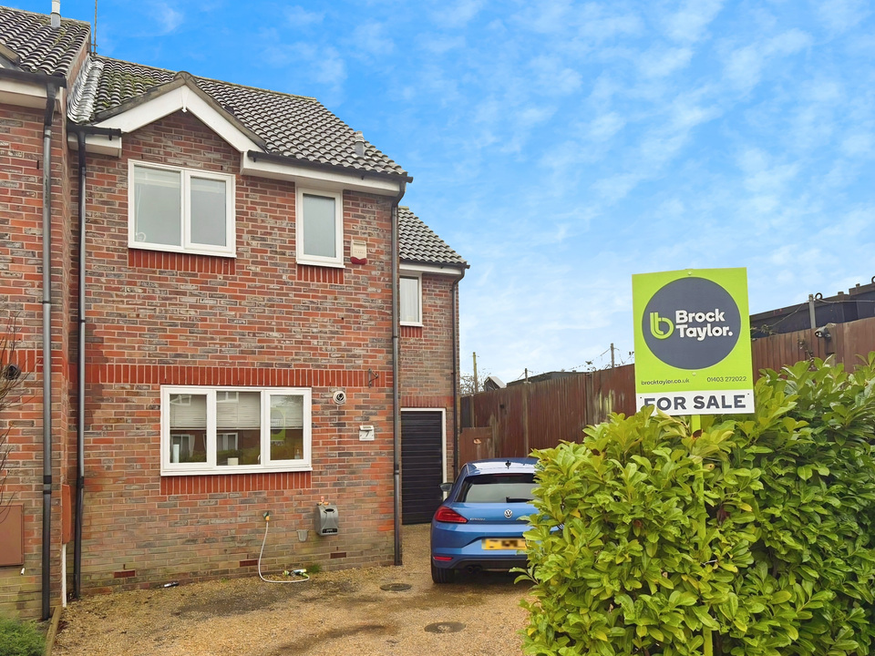 3 bed end of terrace house for sale in Roffye Court, Crawley Road, Horsham, West Sussex  - Property Image 17
