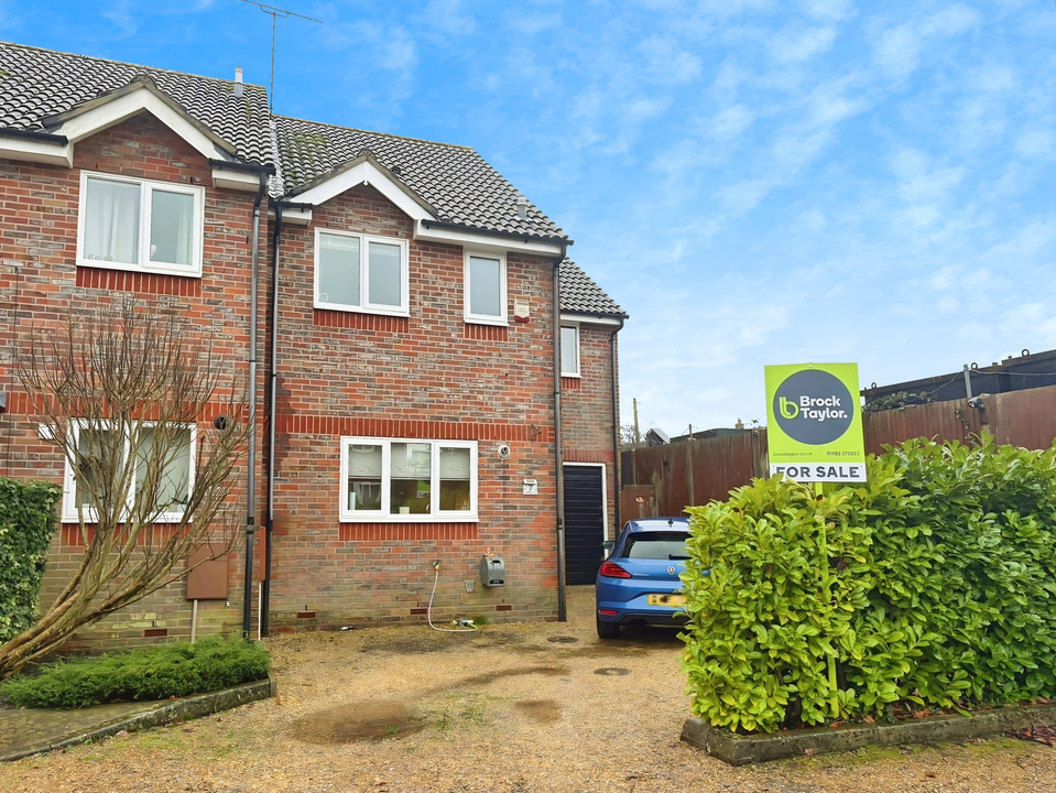 3 bed end of terrace house for sale in Roffye Court, Crawley Road, Horsham, West Sussex  - Property Image 1