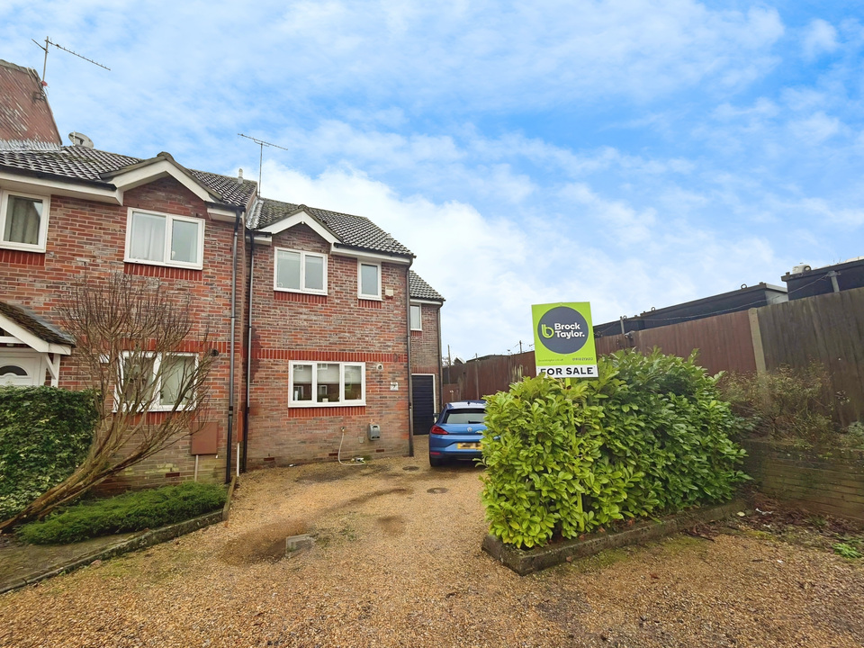 3 bed end of terrace house for sale in Roffye Court, Crawley Road, Horsham, West Sussex  - Property Image 12