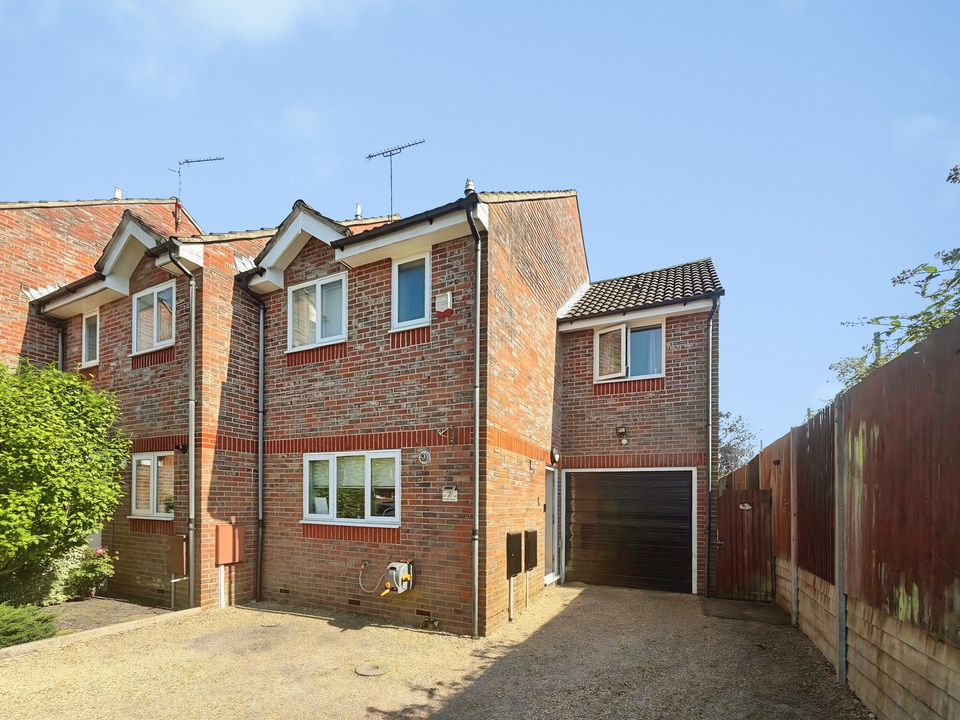 3 bed end of terrace house for sale in Roffye Court, Crawley Road, Horsham, West Sussex  - Property Image 1