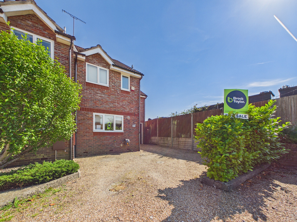 3 bed end of terrace house for sale in Roffye Court, Crawley Road, Horsham, West Sussex  - Property Image 12