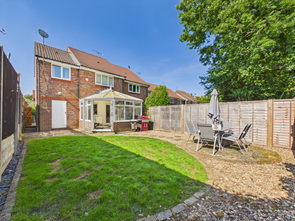 3 bed end of terrace house for sale in Roffye Court, Crawley Road, Horsham, West Sussex  - Property Image 4