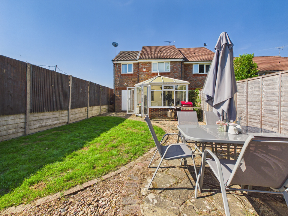 3 bed end of terrace house for sale in Roffye Court, Crawley Road, Horsham, West Sussex  - Property Image 5