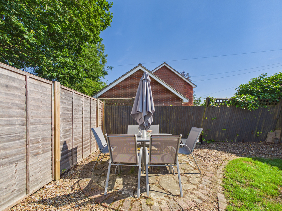 3 bed end of terrace house for sale in Roffye Court, Crawley Road, Horsham, West Sussex  - Property Image 11