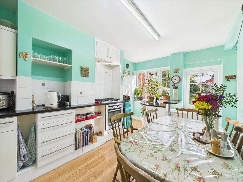 3 bed terraced house for sale in Bennetts Road, Horsham - Property Image 2