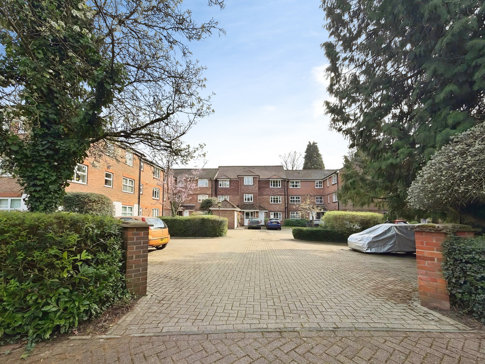 1 bed apartment for sale in Greenacres, North Parade, Horsham, West Sussex