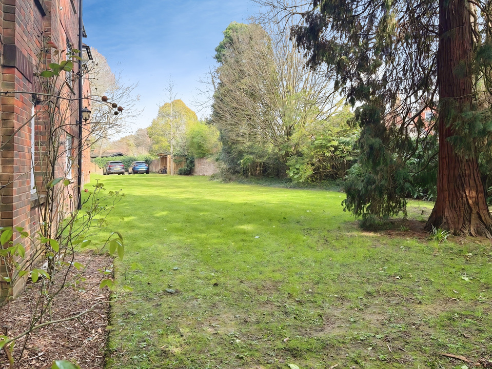 1 bed apartment for sale in Greenacres, North Parade, Horsham, West Sussex - Property Image 1