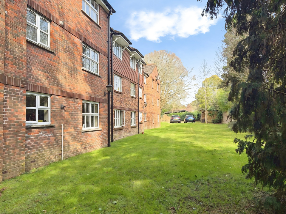 1 bed apartment for sale in Greenacres, North Parade, Horsham, West Sussex  - Property Image 8
