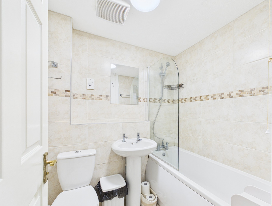 1 bed apartment for sale in Greenacres, North Parade, Horsham, West Sussex  - Property Image 5