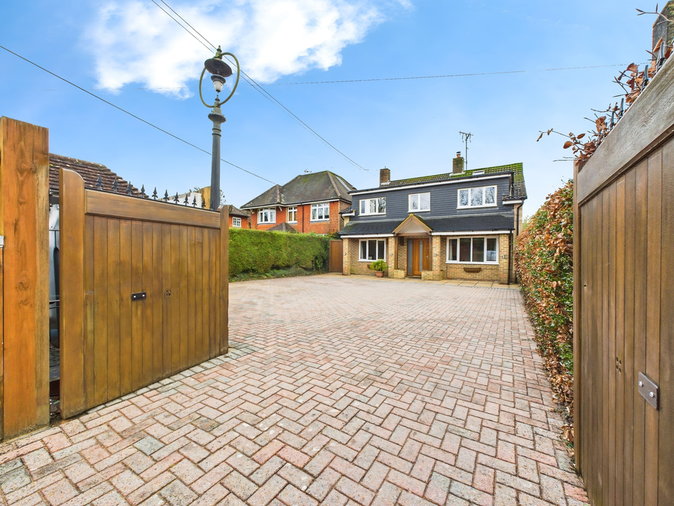 4 bed detached house for sale in Little Homefield, Brighton Road, Mannings Heath, Horsham - Property Image 11