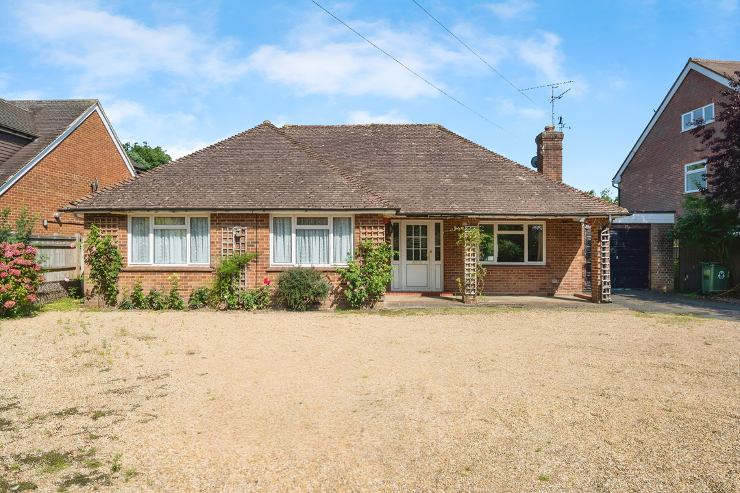 2 bed detached bungalow for sale in Comptons Lane, Horsham - Property Image 2