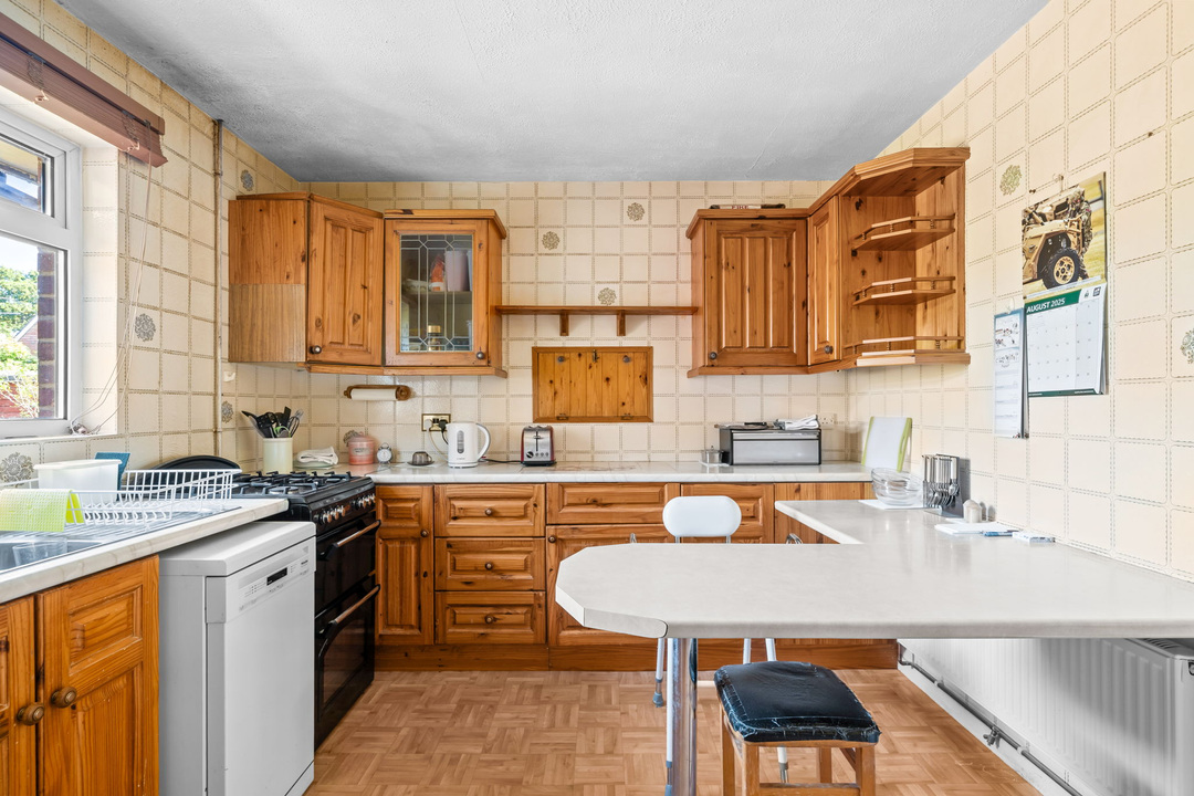 2 bed detached bungalow for sale in Comptons Lane, Horsham - Property Image 3