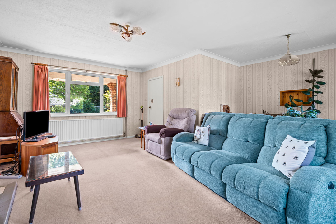 2 bed detached bungalow for sale in Comptons Lane, Horsham - Property Image 4