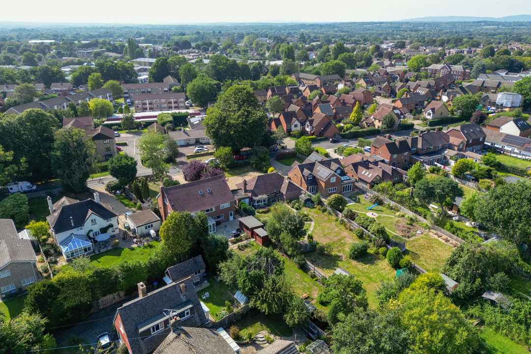 2 bed detached bungalow for sale in Comptons Lane, Horsham - Property Image 12