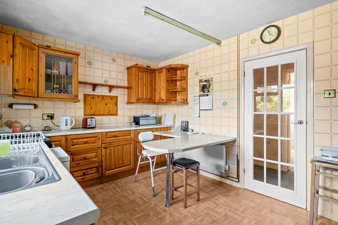 2 bed detached bungalow for sale in Comptons Lane, Horsham - Property Image 13