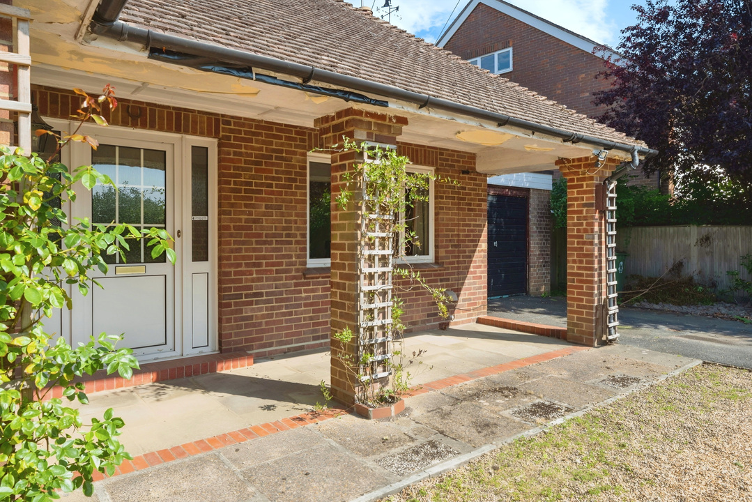 2 bed detached bungalow for sale in Comptons Lane, Horsham - Property Image 16