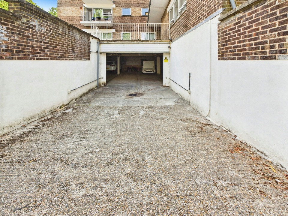2 bed apartment for sale in North Ash, Hawthorn Close, Horsham, RH12 2BW  - Property Image 20