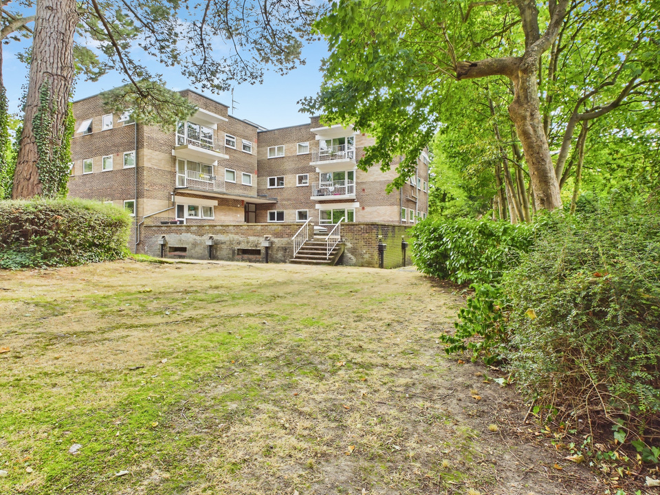 2 bed apartment for sale in North Ash, Hawthorn Close, Horsham, RH12 2BW