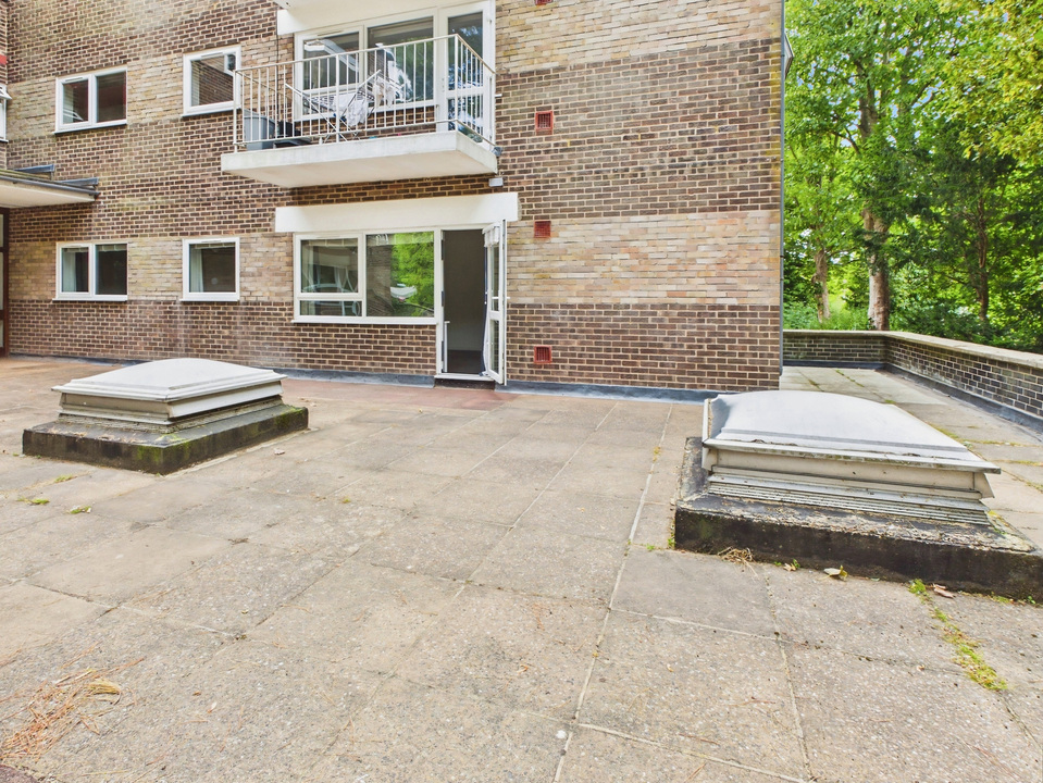 2 bed apartment for sale in North Ash, Hawthorn Close, Horsham, RH12 2BW  - Property Image 9