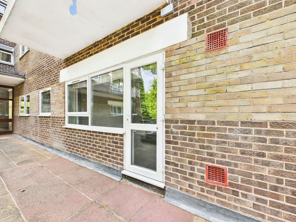 2 bed apartment for sale in North Ash, Hawthorn Close, Horsham, RH12 2BW  - Property Image 18