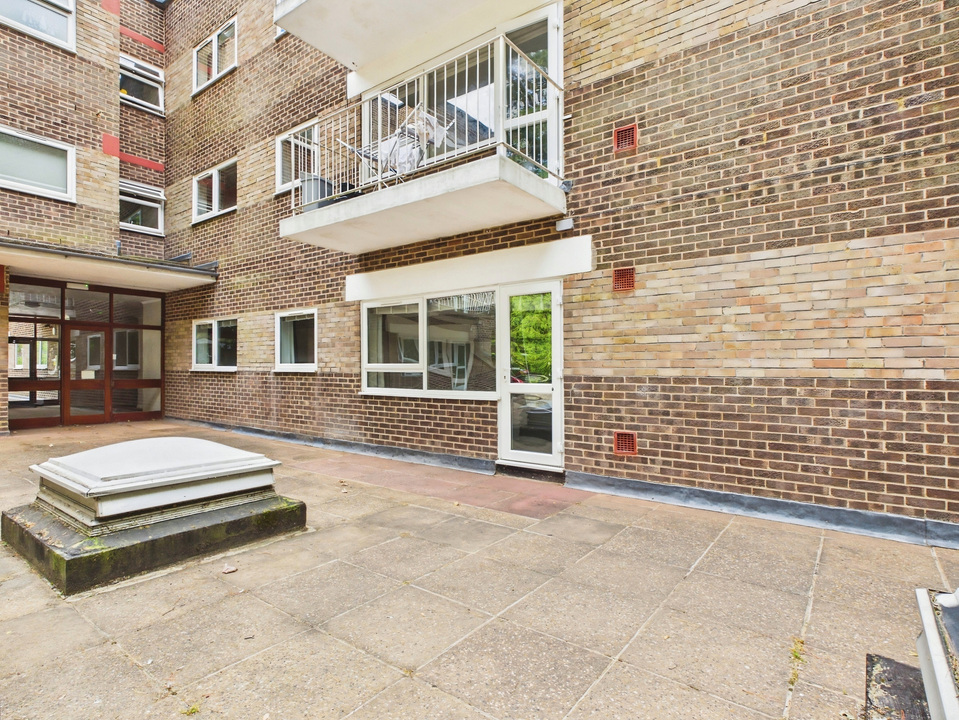 2 bed apartment for sale in North Ash, Hawthorn Close, Horsham, RH12 2BW  - Property Image 17