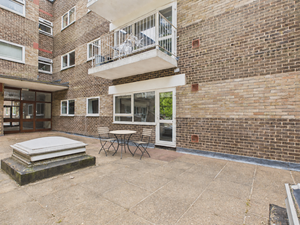 2 bed apartment for sale in North Ash, Hawthorn Close, Horsham, RH12 2BW