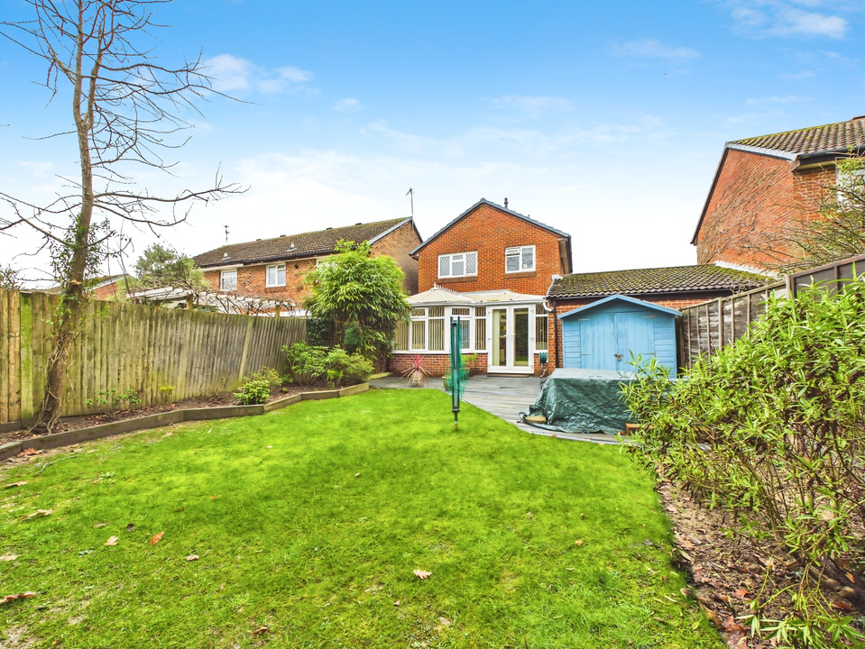 3 bed link detached house for sale in Shelley Drive, Broadbridge Heath, Horsham  - Property Image 9
